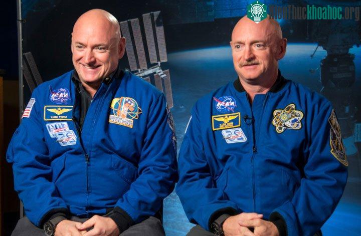 Cặp phi hành gia song sinh Scott Kelly và Mark Kelly. (Ảnh: BGR).