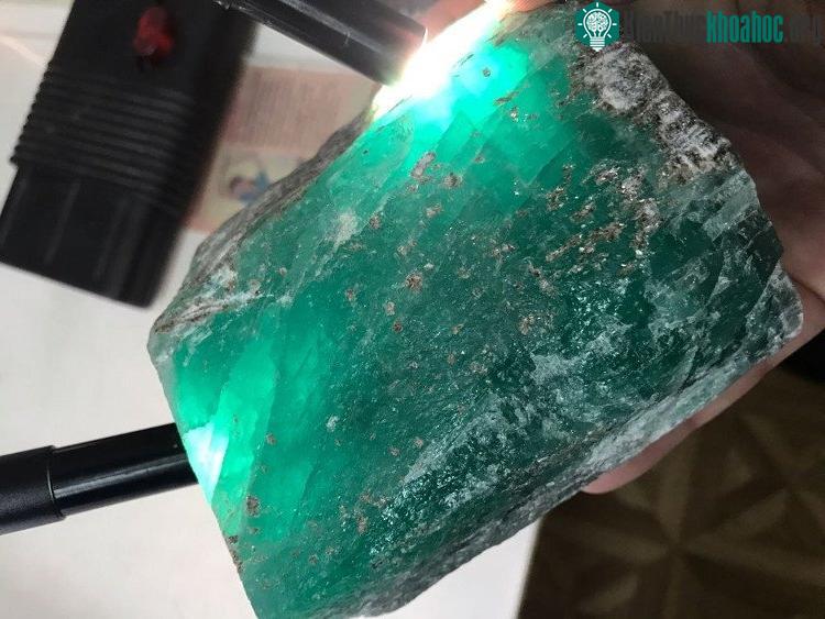 Khối ngọc lục bảo ước có giá 70.000 USD (khoảng 1,5 tỷ đồng).