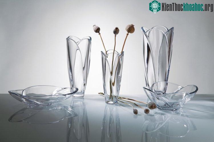 Nên rửa bình hoa thật sạch nhất là cọ rửa kỹ bên trong.