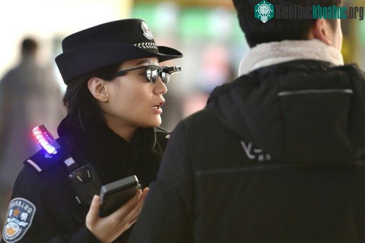 Không mất nhiều thời gian để cảnh sát biết được thông tin của người đối diện chỉ bằng cách nhìn họ - (Ảnh: AFP).