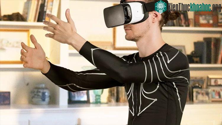 Bộ quần áo điều khiển game thực tế ảo VR.