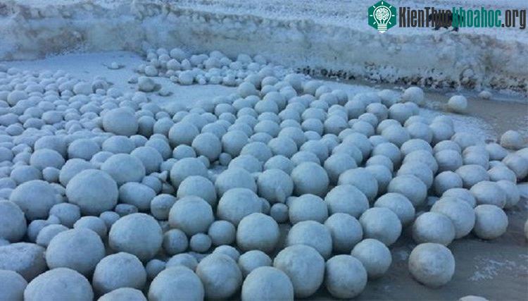 Cầu băng được hình thành từ băng vụn (một hỗn hợp lấp lánh của các tinh thể băng và nước).