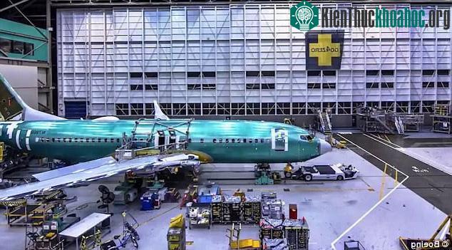 Những cỗ máy công nghệ cao gắn cánh máy bay vào với thân. (Ảnh: Boeing).