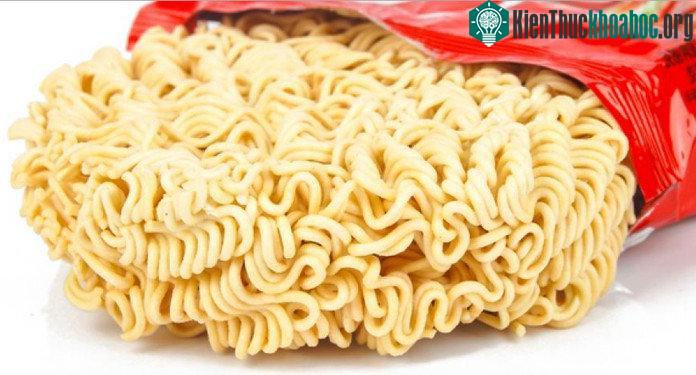 Sử dụng một món ăn được chiên dầu ở nhiệt độ cao có thể khiến bạn bị đầy hơi.