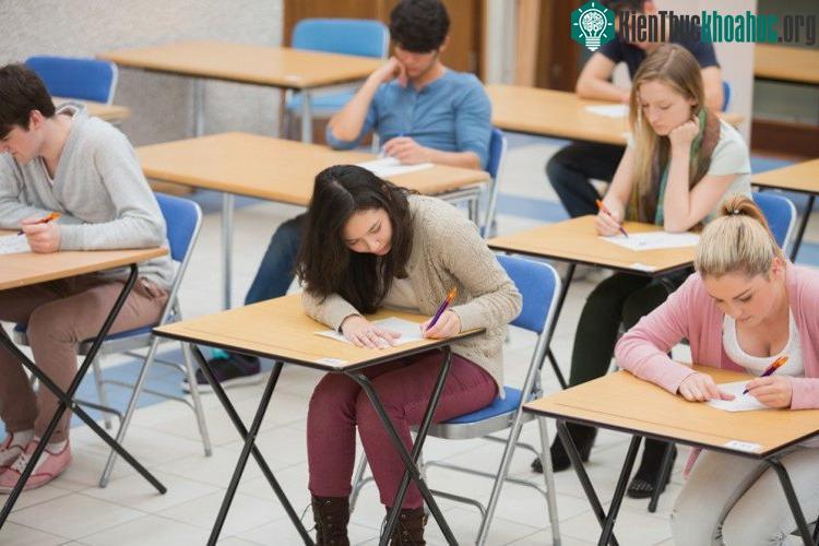 Khi được động viên nên suy nghĩ tích cực, những người thuộc trường phái tiêu cực phòng thủ chỉ đạt được kết quả kém trong các câu hỏi đố chữ. Nhưng khi được yêu cầu phải đưa ra một kịch bản về viễn...