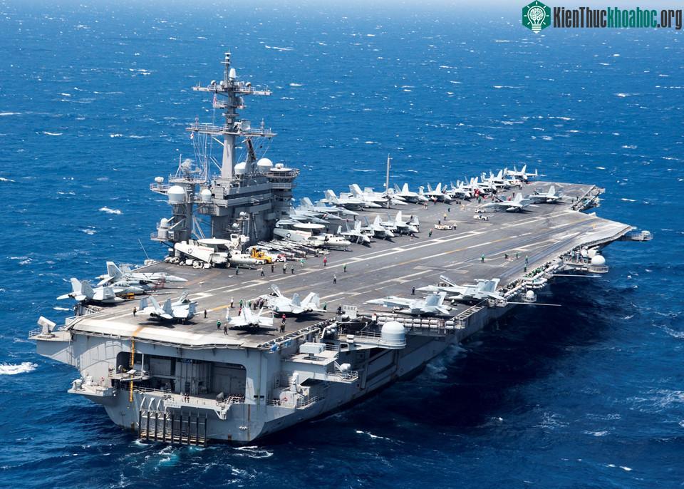 Carl Vinson mang theo 90 máy bay các loại.