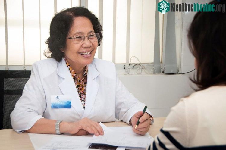 Giáo sư Nguyễn Thị Ngọc Phượng tư vấn cho bệnh nhân. (Ảnh: Đinh Hằng - TTXVN).