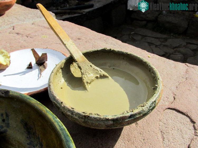 Một tô sốt đất sét Chaco được làm tại nhà môt người dân ở vùng Puno (Peru).