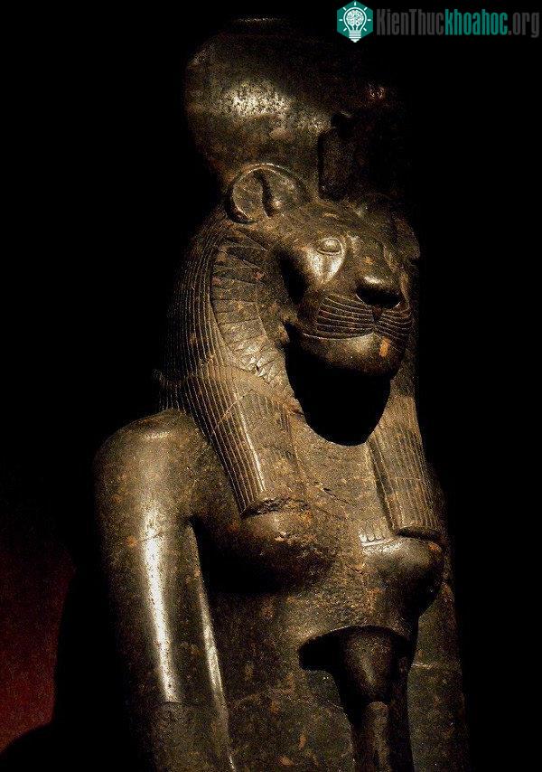 Thần Sekhmet có đầu hình sư tử.