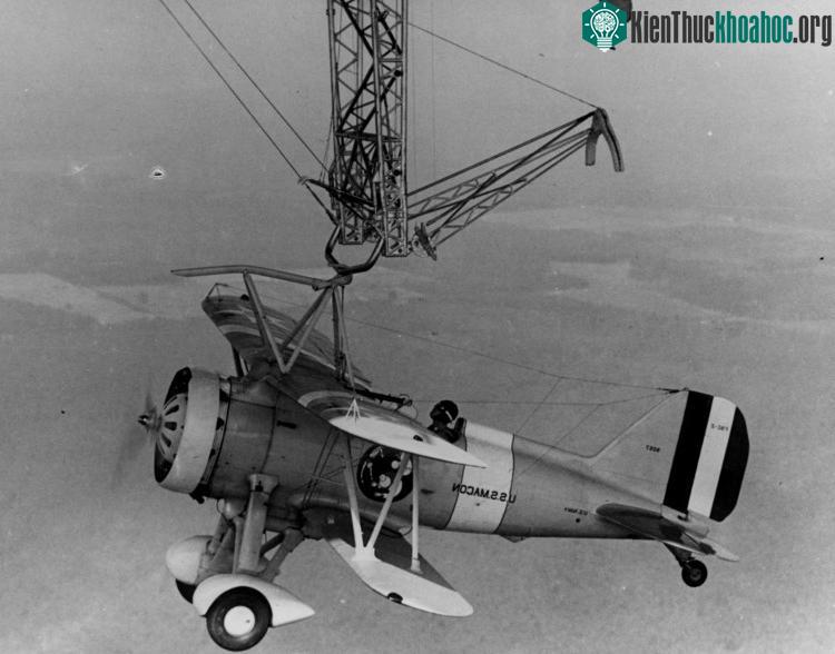 Máy bay "neo đậu" trên tàu USS Macon qua một "thang đu" phía ngoài.