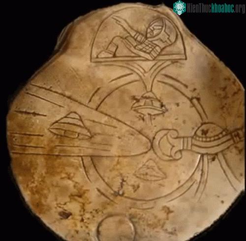 Một hiện vật với họa tiết về thiên văn học trên đá. (Ảnh: Ancient Code).