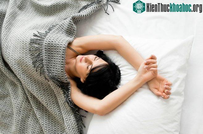 Việc đắp chăn dày có thể giúp gia tăng sản xuất serotonin một cách kì diệu.