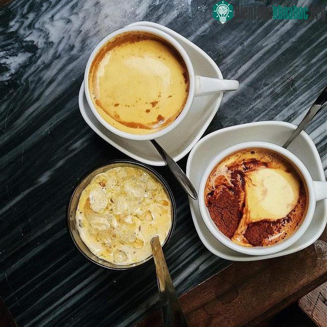 Lòng đỏ trứng gà được đánh bông thành kem đổ lên trên lớp cafe sóng sánh.