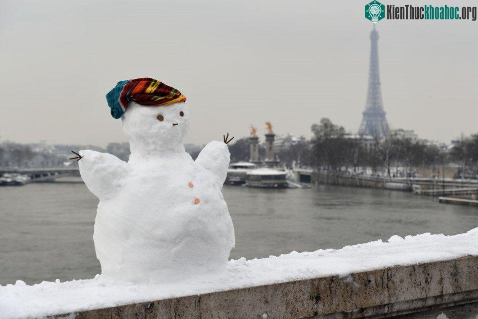 Người dân Paris tỏ ra bị động và bất ngờ bởi thiếu dự báo và sự chuẩn bị.
