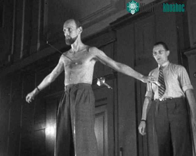 Mirin Dajo đi lại trên sân khấu để chứng minh rằng mình không phải kẻ bịp bợm.