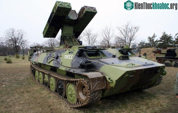 Tổ hợp tên lửa phòng không tự hành 9K35 Strela-10 của Việt Nam là quá mỏng để hóa giải mối đe dọa từ tên lửa hành trình.