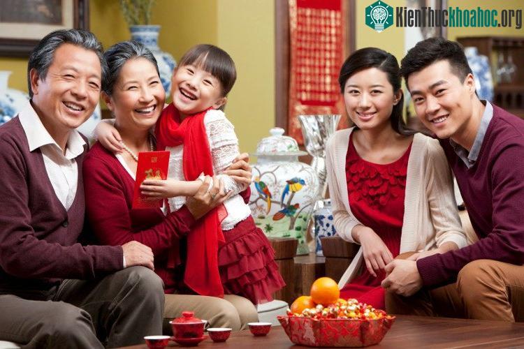 Màu đỏ xuất hiện trong các gia đình, mong đem lại may mắn, bình an.