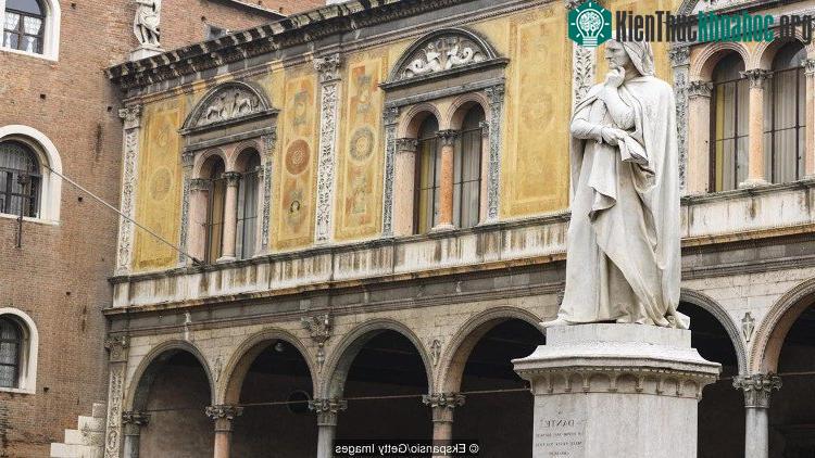 Một bức tượng Dante ở Florence.