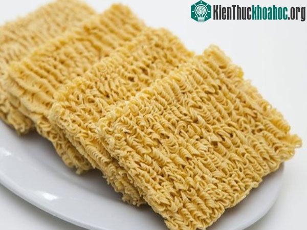 Ăn mì tôm sống thường xuyên và kéo dài có thể dẫn tới tình trạng suy dinh dưỡng.