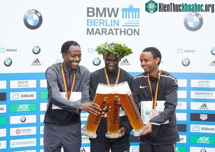 Top 3 vận động viên tại marathon Berlin uống bia không cồn - (Ảnh: Christian Behnke).