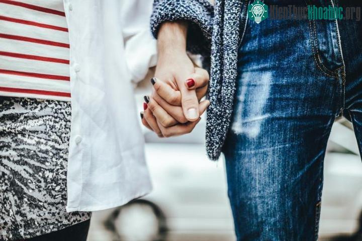 Nắm tay thực sự có mối liên hệ tới khả năng giảm đau.