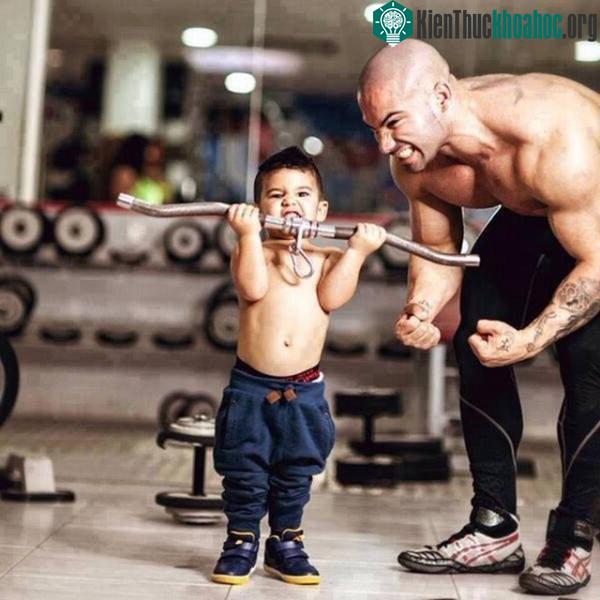 Các chỉ số sức khỏe của bé dường như tốt hơn nếu đứa trẻ có khuôn mặt giống bố