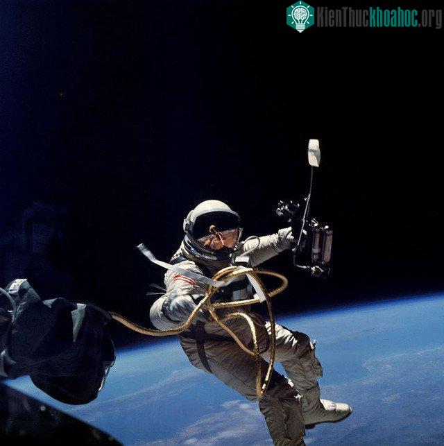 Vàng còn được sử dụng trong kính mũ của các phi hành gia - (Ảnh: NASA).