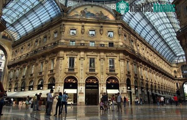 Galleria được mệnh danh là thiên đường mua sắm có mái vòm kính rất độc đáo.