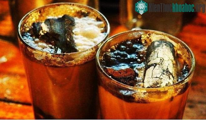 Cafe pha xong sẽ được gắp một viên than hồng thả vào cốc rồi mới thưởng thức. (Ảnh: indoflashlightkuliner).