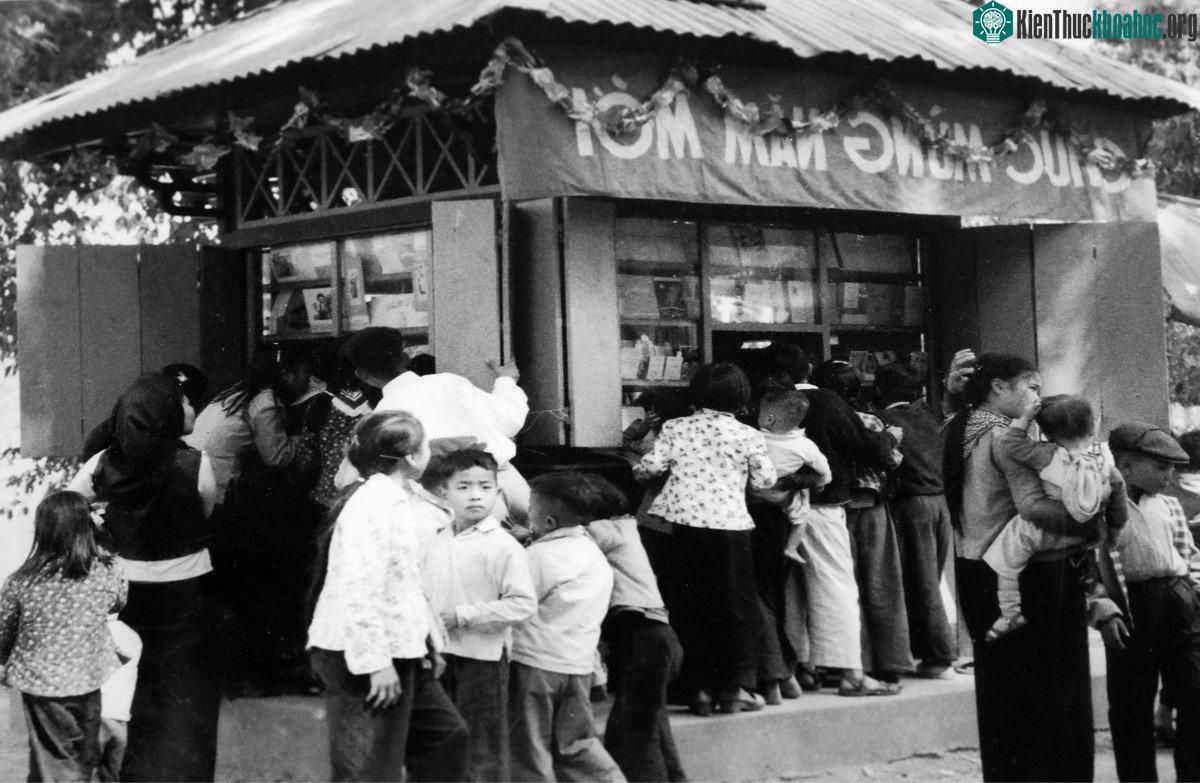 Một cửa hàng sách báo phục vụ Tết.