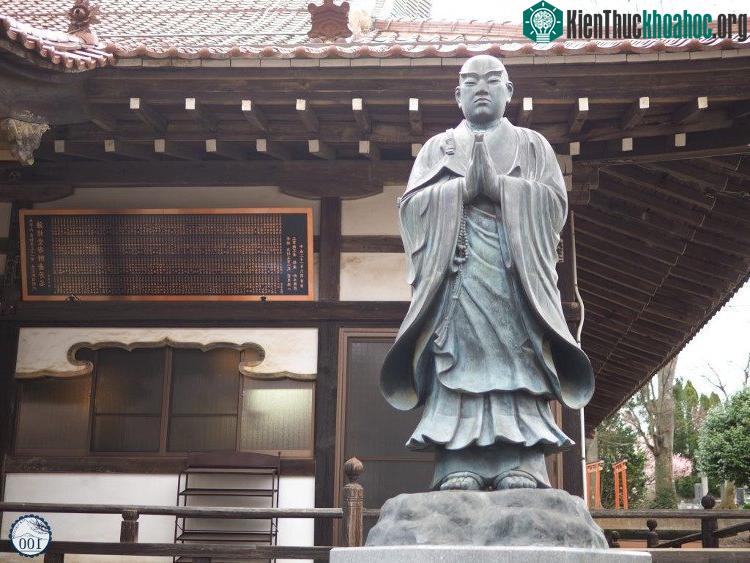 Tượng đại sư Nichiren.