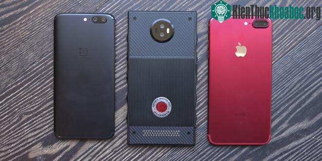 Hydrogen One có kích thước khá lớn, dày và có hình dạng chữ nhật. Trong ảnh là Hydrogen One với iPhone 7 Plus và OnePlus 5.