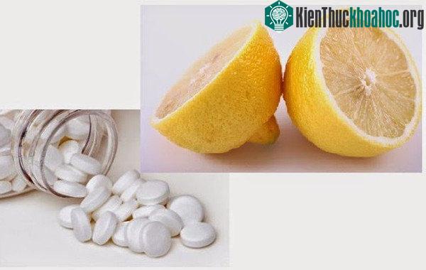 Sử dụng vài viên aspirin hòa tan trong nước cắm cũng có tác dụng giữ hoa tươi lâu.