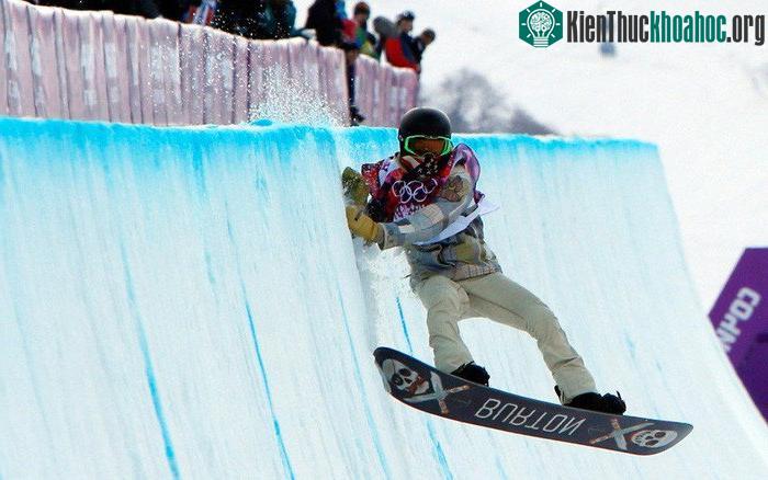 Vận động viên Shaun White lao vào vách ở trong lồng trượt ván chữ U khi tham gian Olympic Sochi 2014 - (Ảnh: USA Today).