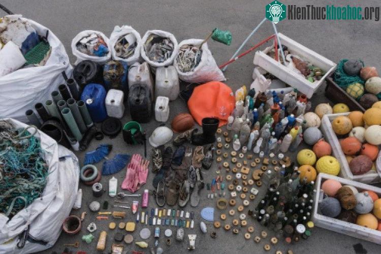 Một số rác thải thu được sau 1 chiến dịch làm sạch biển Bắc Cực - (Ảnh: VEGARD STURZINGER).
