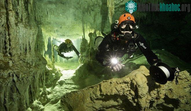 Các thợ lặn đang thám hiểm bên trong hang
