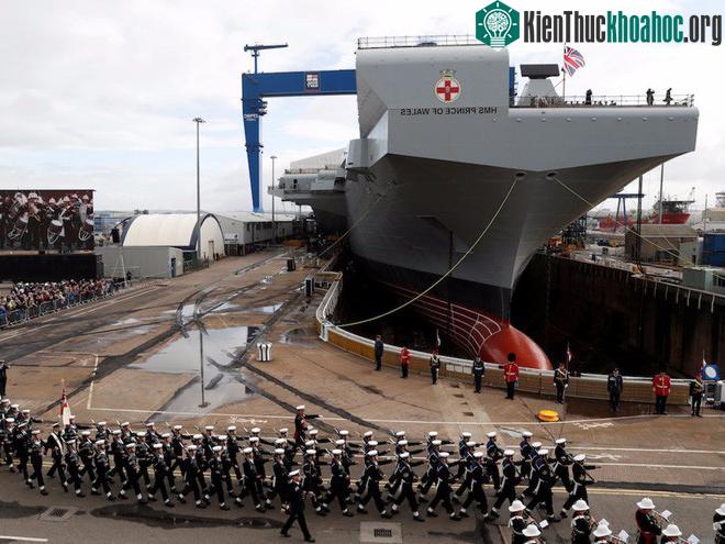 HMS Prince of Wales tại lễ đặt tên ở xưởng Rosyth, Scotland tháng 9/2017.