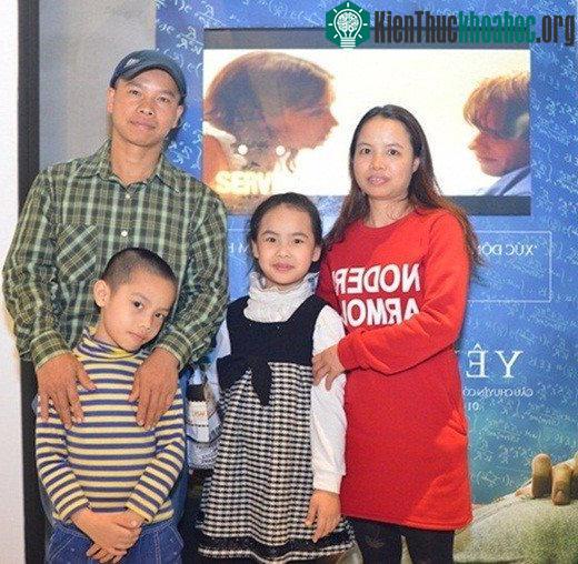 Thu Nhàn cùng với chồng và con trong buổi ra mắt bộ phim "The Theory of Everything" kể về cuộc đời của nhà vật lý học Stephen Hawking ở Hà Nội.