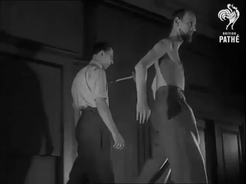 Mirin Dajo đâm kiếm xuyên lồng ngực mà vẫn bình an vô sự.