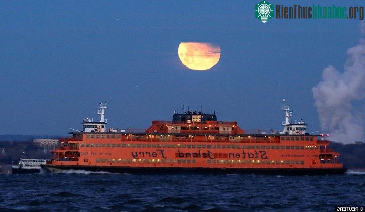 Siêu trăng và nguyệt thực một phần tại Brooklyn.