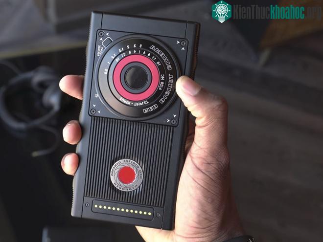 Đây là phụ kiện camera dạng module của Hydrogen One. Ý tưởng là thay đổi ống kính và cảm biến của smartphone nhằm nâng chất lượng ảnh ngang với loại máy ảnh không gương lật. Nói một cách dễ hiểu, H...