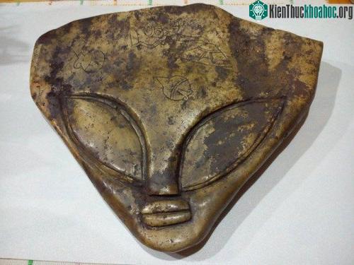 Mặt nạ hình người ngoài hành tinh. (Ảnh: Ancient Code).