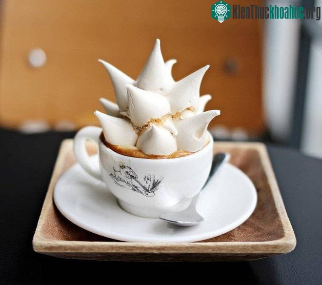 Trên miệng tách được trang trí bằng chiếc bánh meringue giòn xốp, ngọt ngào. (Ảnh: xiaolingchan).
