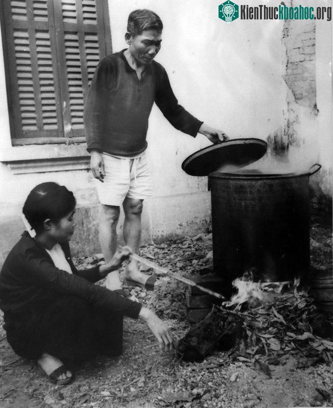 Một gia đình luộc bánh chưng.