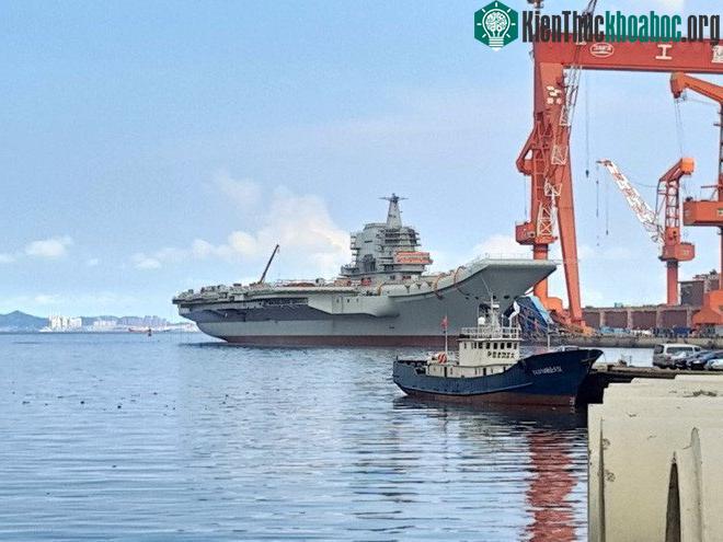Type 001A tại cảng Đại Liên năm 2017.