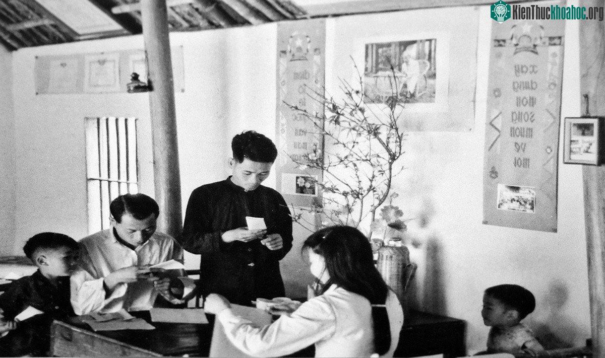 Gia đình trang hoàng ngày Tết.