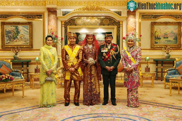 Vua Brunei và vợ cùng con trai.