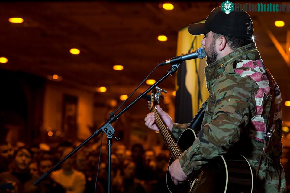 Ngôi sao nhạc đồng quê Tyler Farr biểu diễn cho thủy thủ đoàn