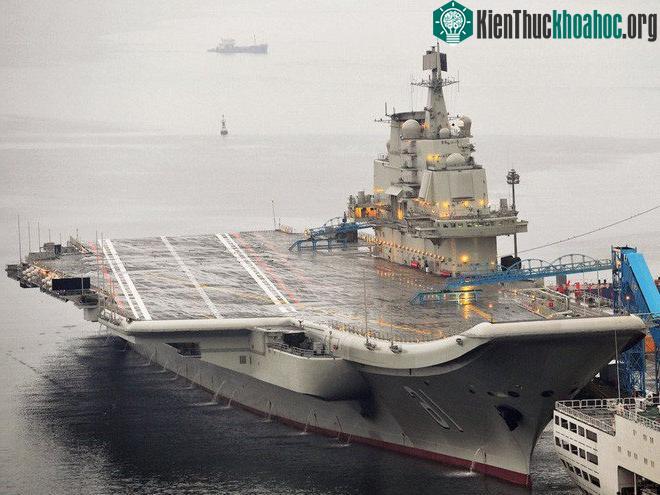 Tàu sân bay đầu tiên của Trung Quốc tại cảng Đại Liên năm 2012.
