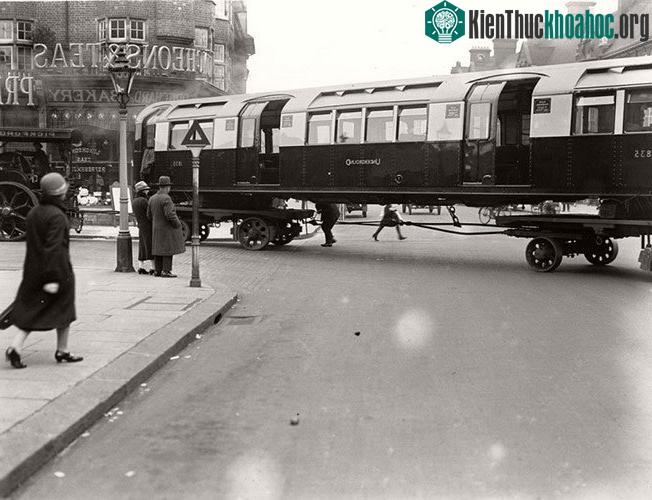 Tàu điện ngầm London hiện nay phục vụ 275 trạm với hơn 408km đường ray.